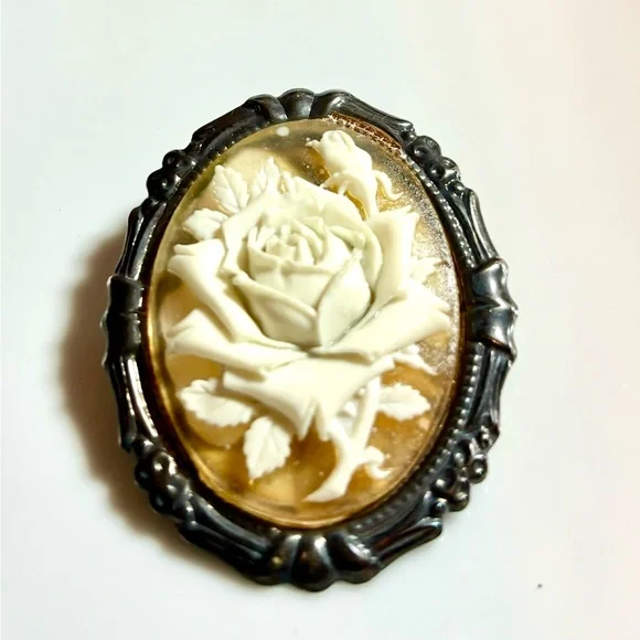 Victorian Silvertone Rose Cameo Brooch 2” x1 1/2” - Picture 4 of 7
